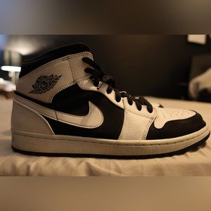 Nike Jordan 1 Mid Sneakers